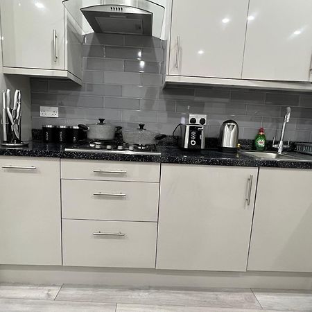 F4 Luxury Stays One Bed Apartment With Parking Илфорд Экстерьер фото