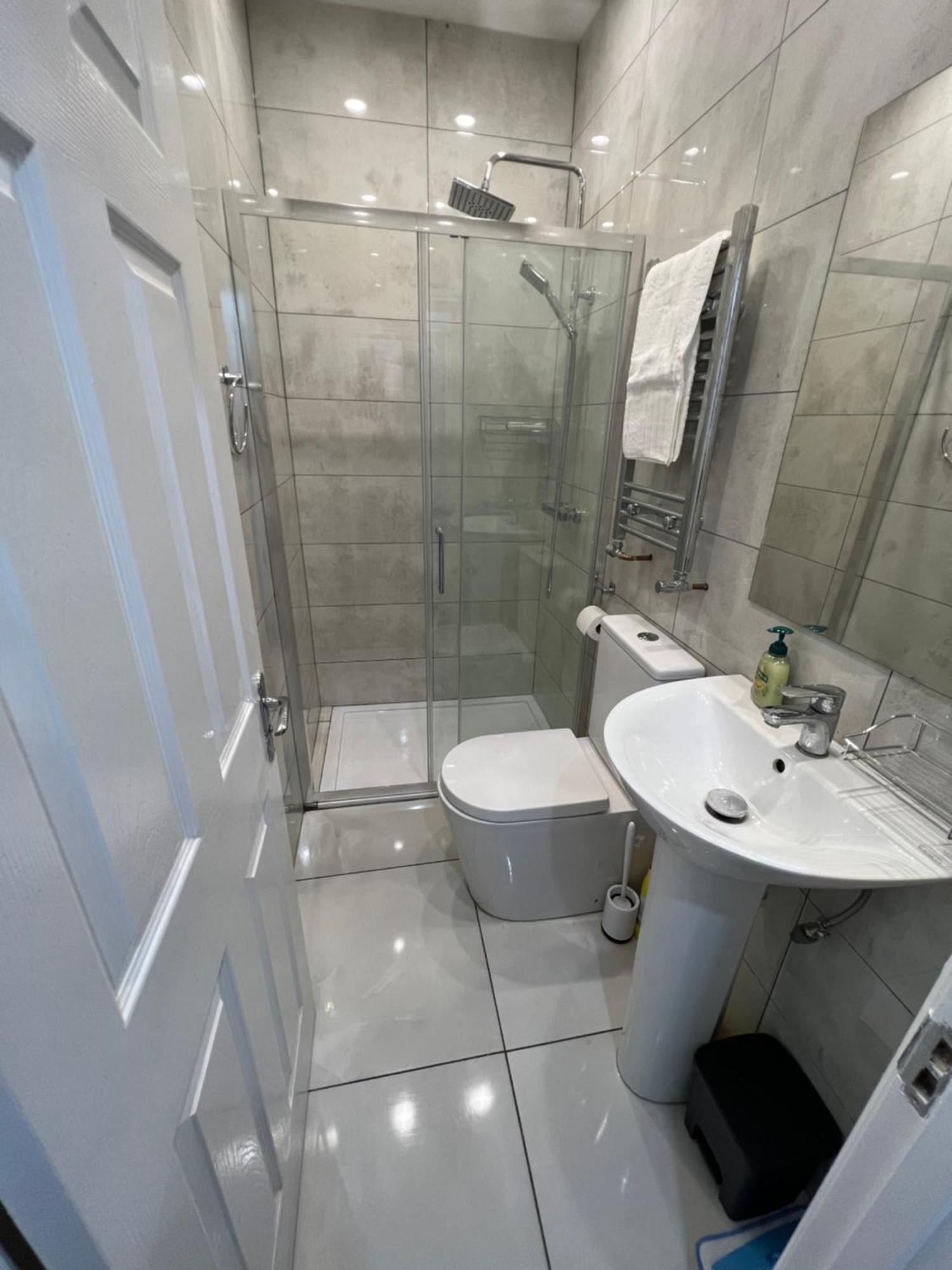 F4 Luxury Stays One Bed Apartment With Parking Илфорд Экстерьер фото