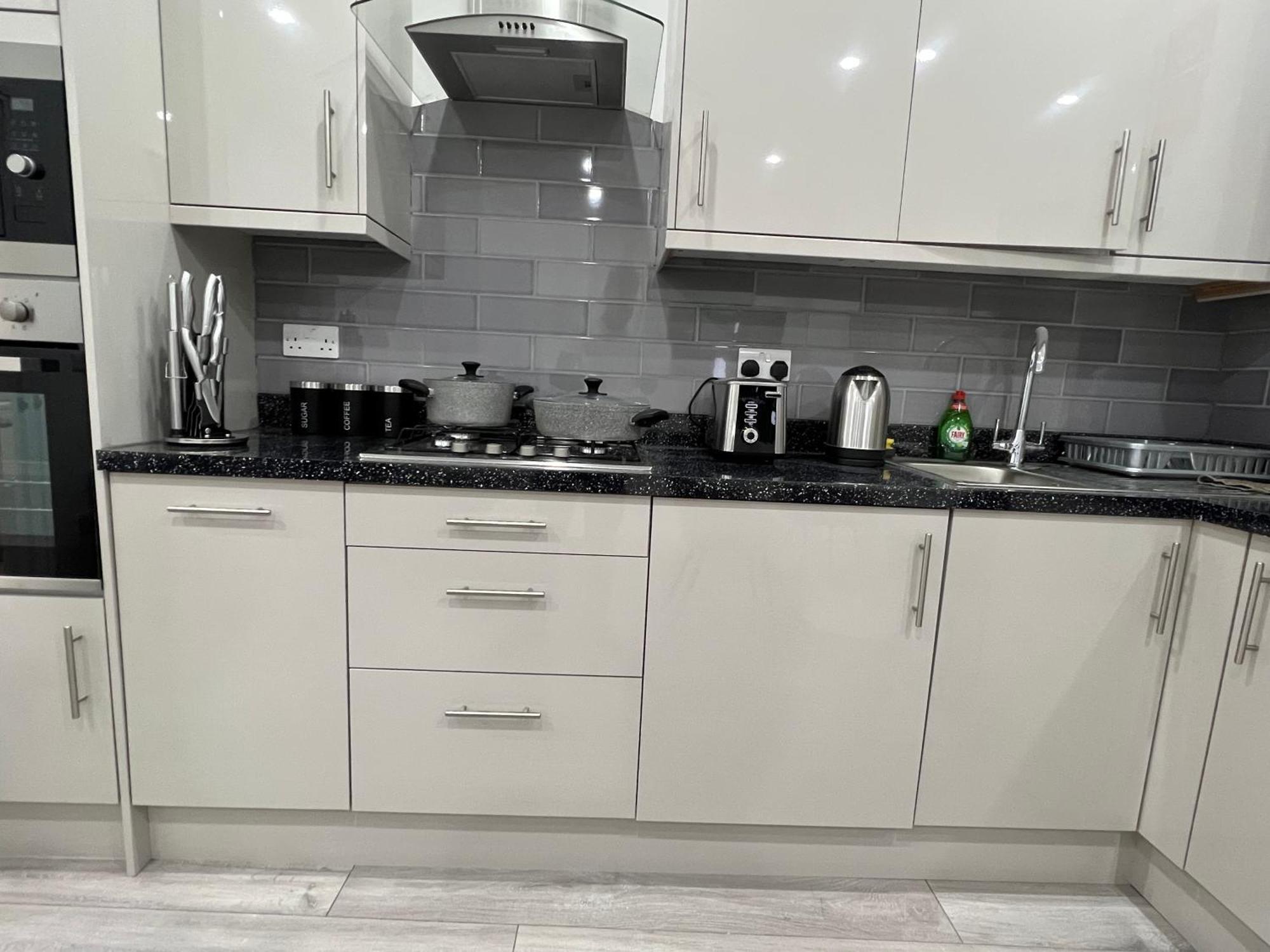 F4 Luxury Stays One Bed Apartment With Parking Илфорд Экстерьер фото