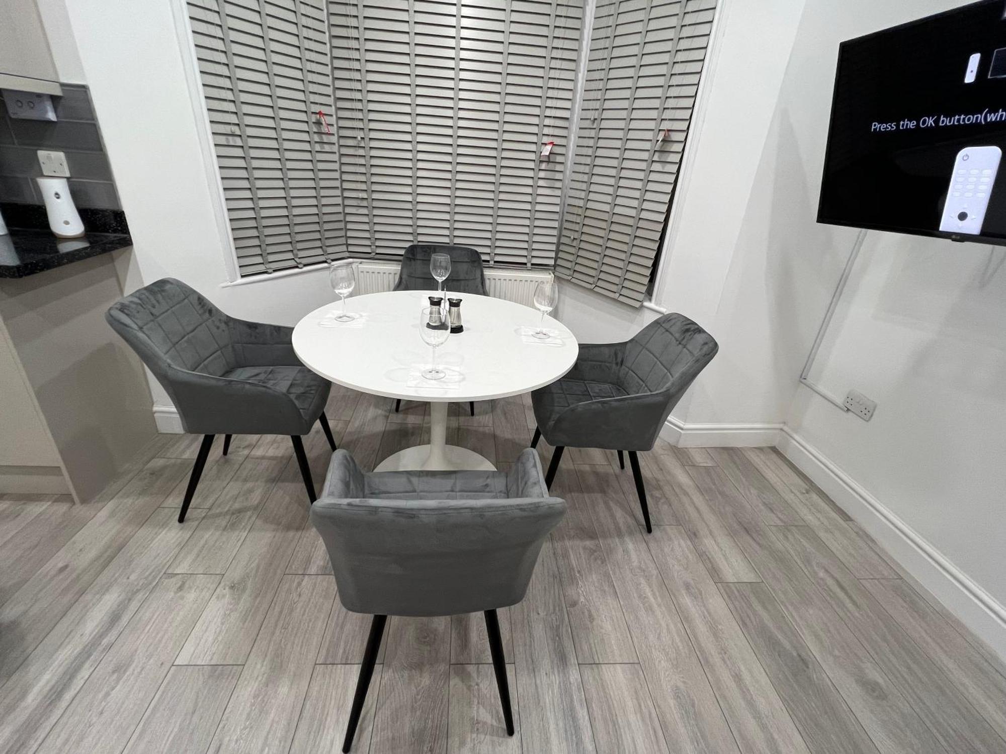 F4 Luxury Stays One Bed Apartment With Parking Илфорд Экстерьер фото