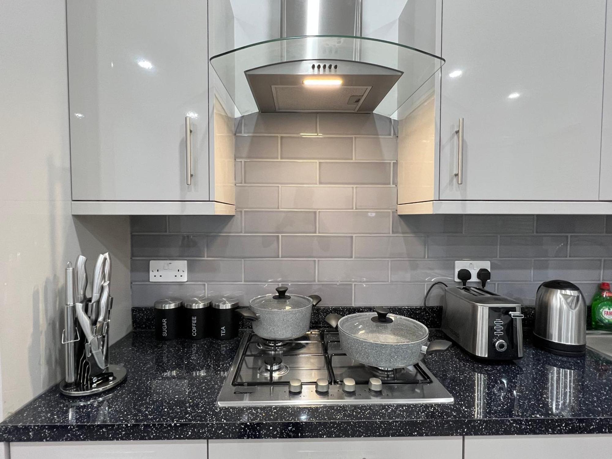 F4 Luxury Stays One Bed Apartment With Parking Илфорд Экстерьер фото