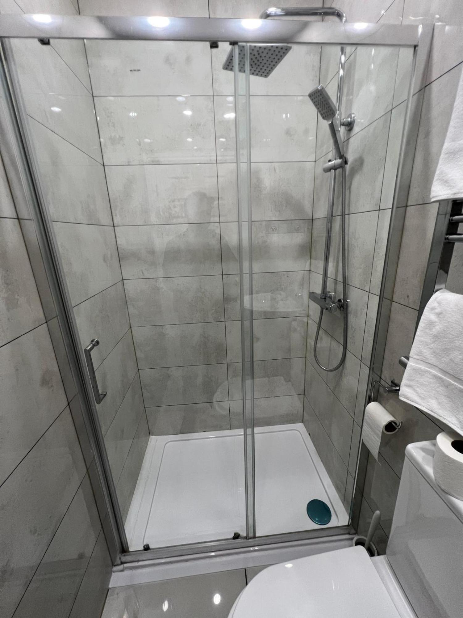 F4 Luxury Stays One Bed Apartment With Parking Илфорд Экстерьер фото