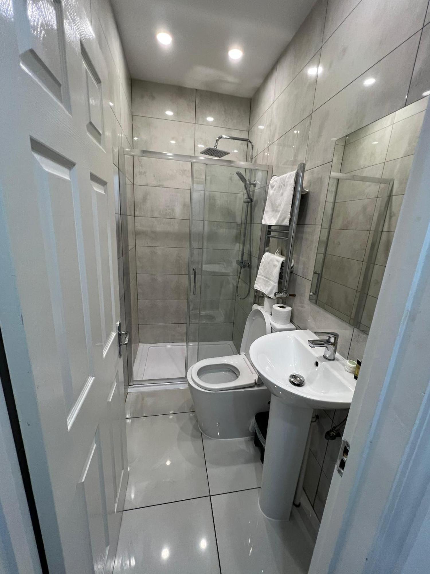 F4 Luxury Stays One Bed Apartment With Parking Илфорд Экстерьер фото