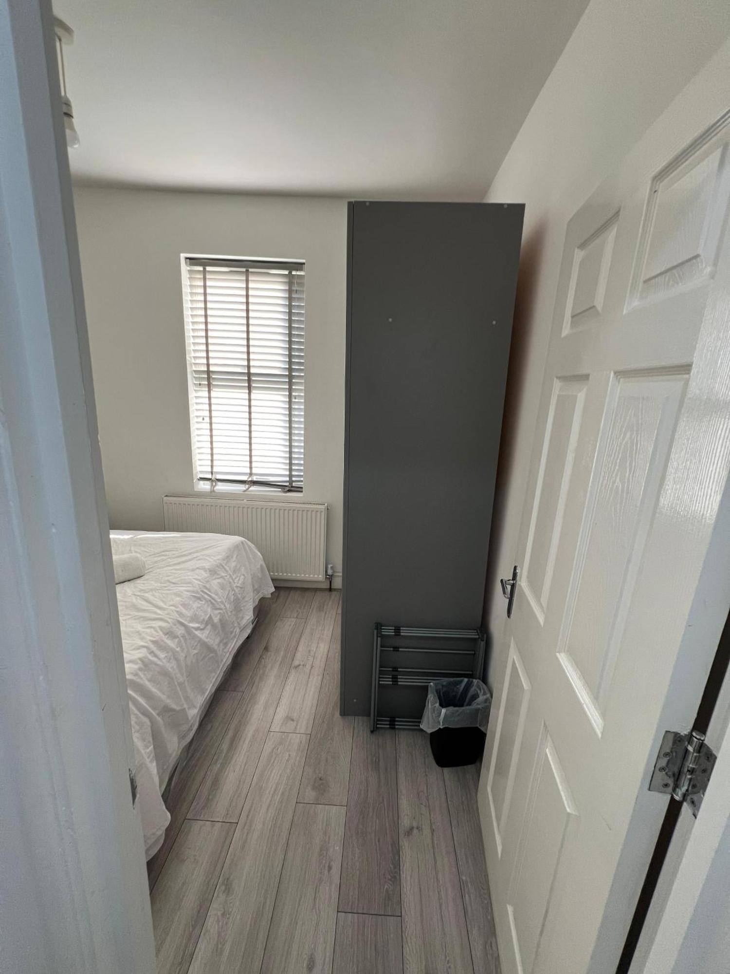 F4 Luxury Stays One Bed Apartment With Parking Илфорд Экстерьер фото