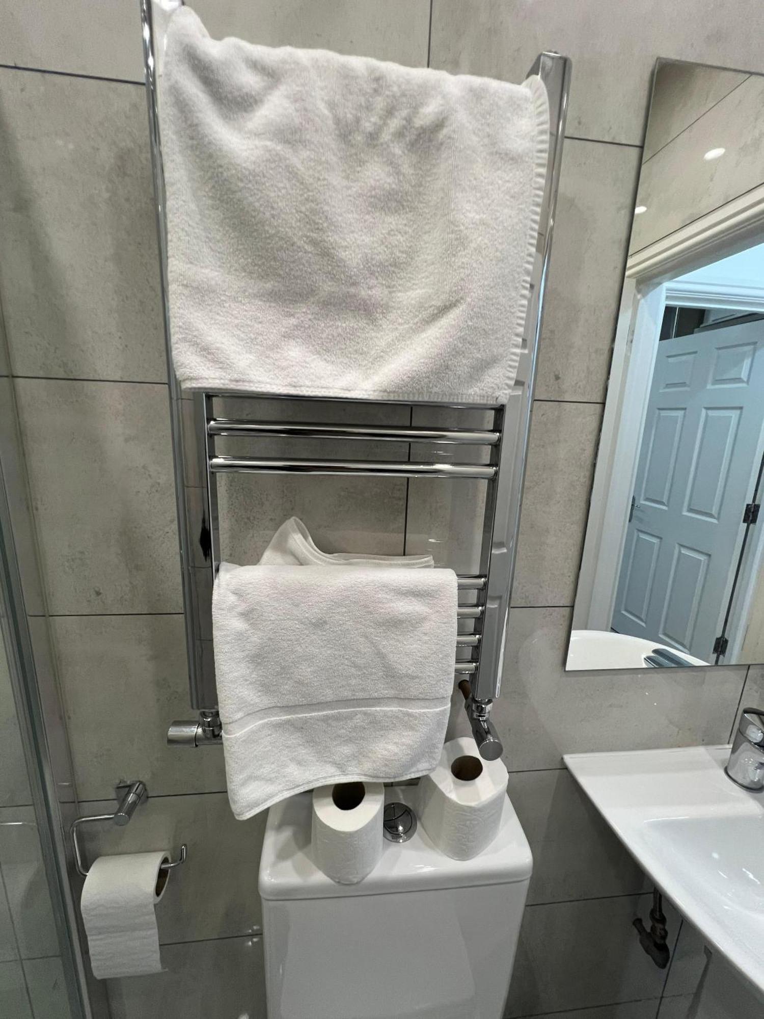 F4 Luxury Stays One Bed Apartment With Parking Илфорд Экстерьер фото