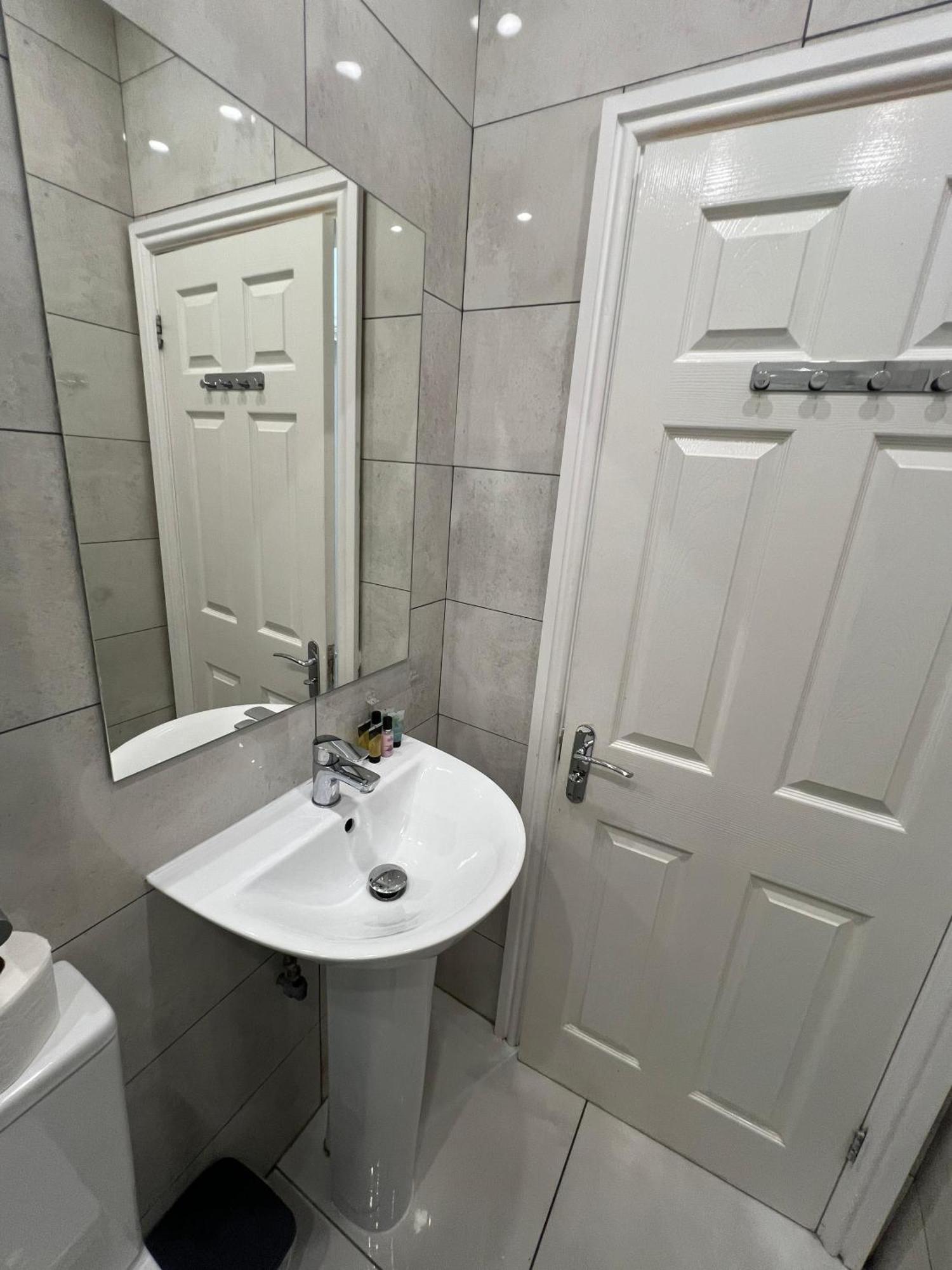 F4 Luxury Stays One Bed Apartment With Parking Илфорд Экстерьер фото