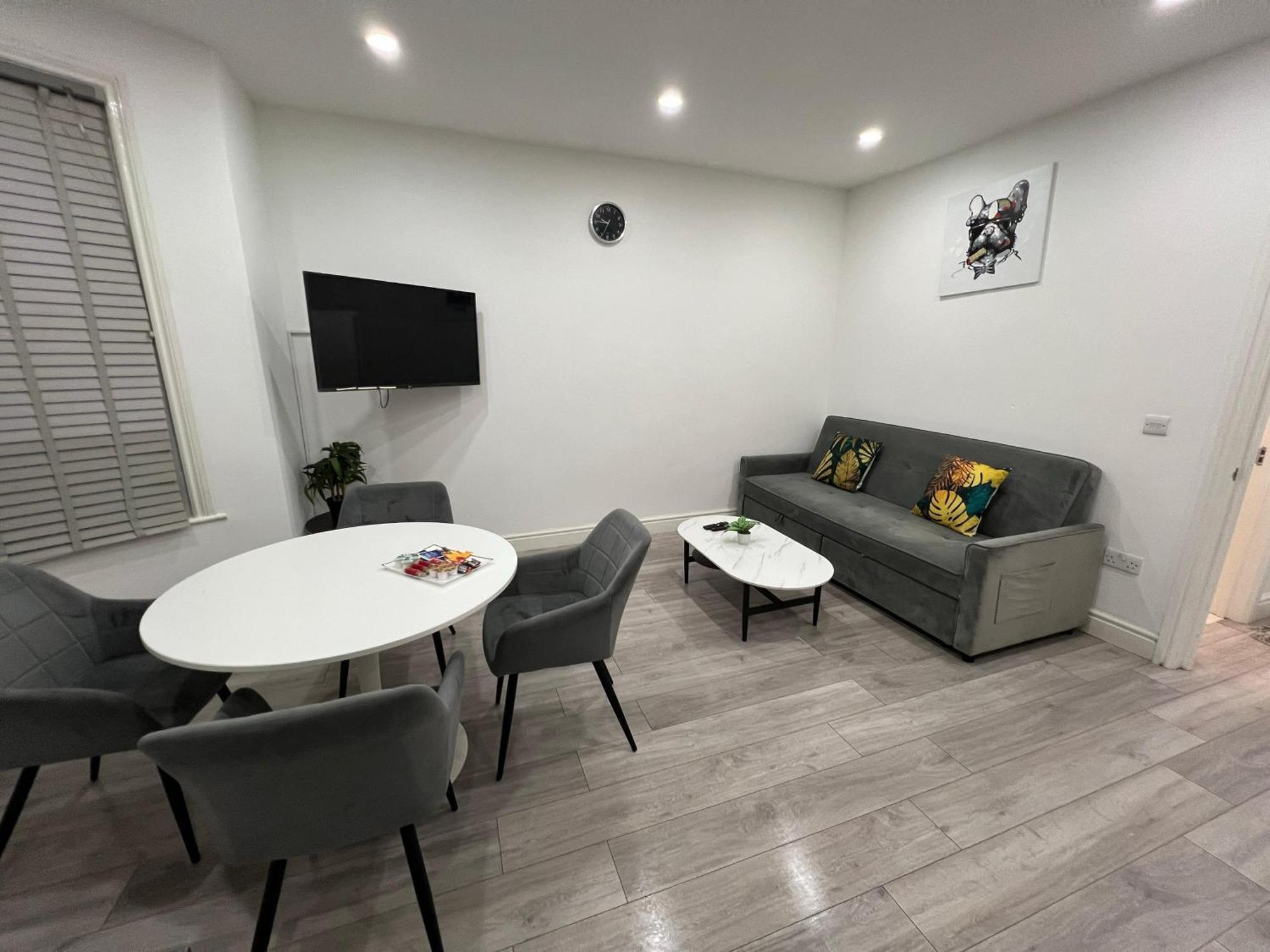 F4 Luxury Stays One Bed Apartment With Parking Илфорд Экстерьер фото