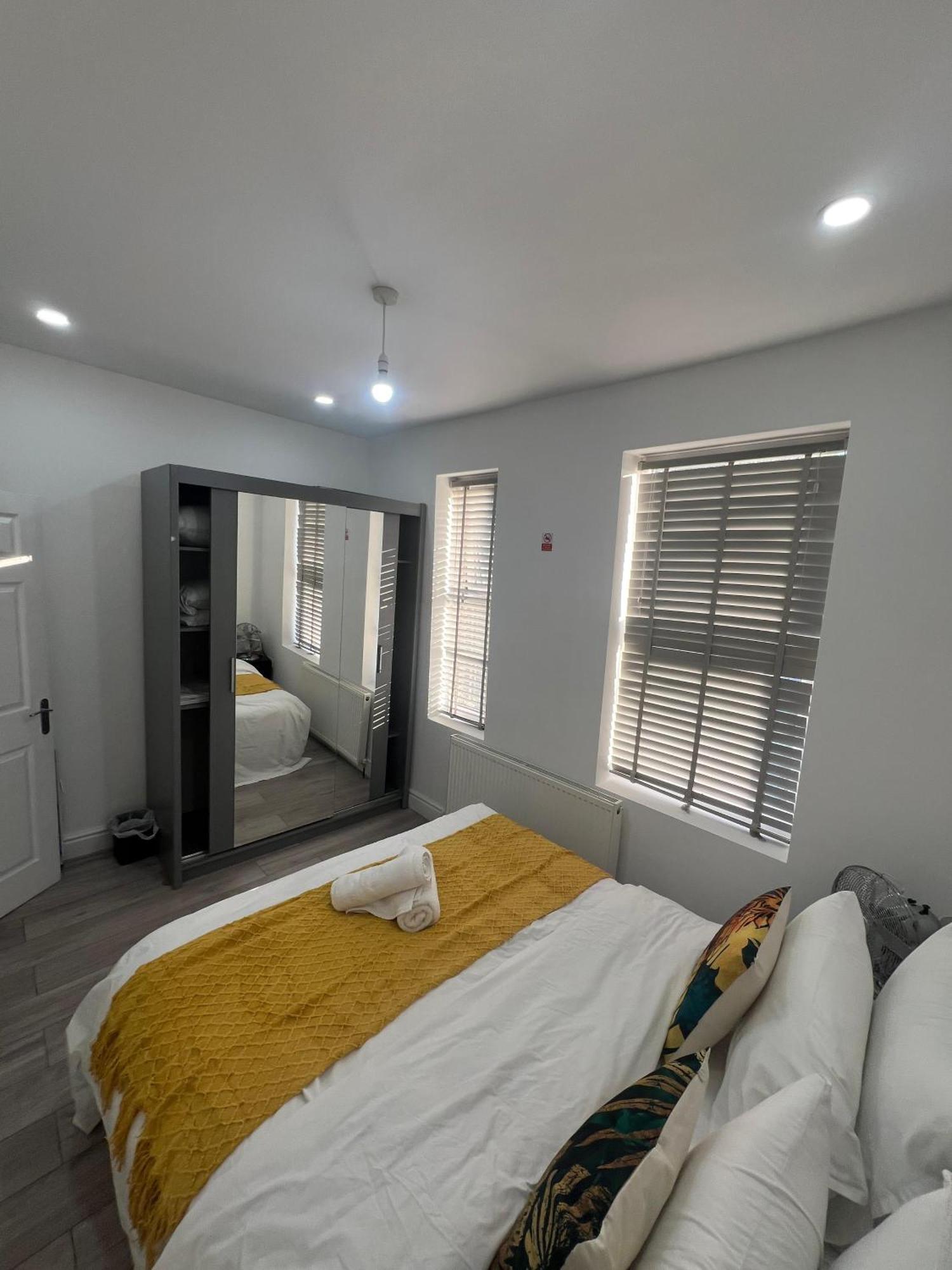 F4 Luxury Stays One Bed Apartment With Parking Илфорд Экстерьер фото