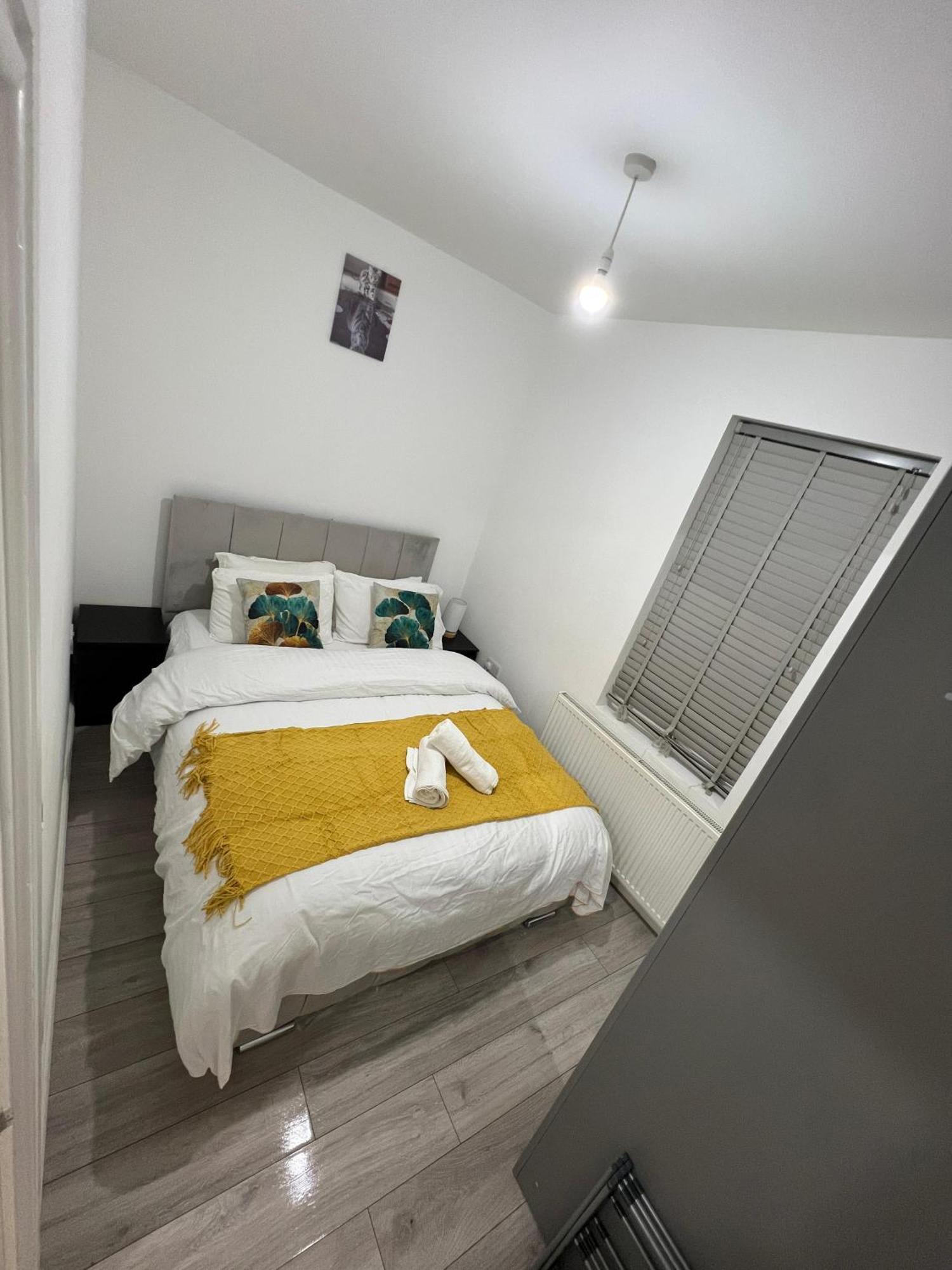 F4 Luxury Stays One Bed Apartment With Parking Илфорд Экстерьер фото